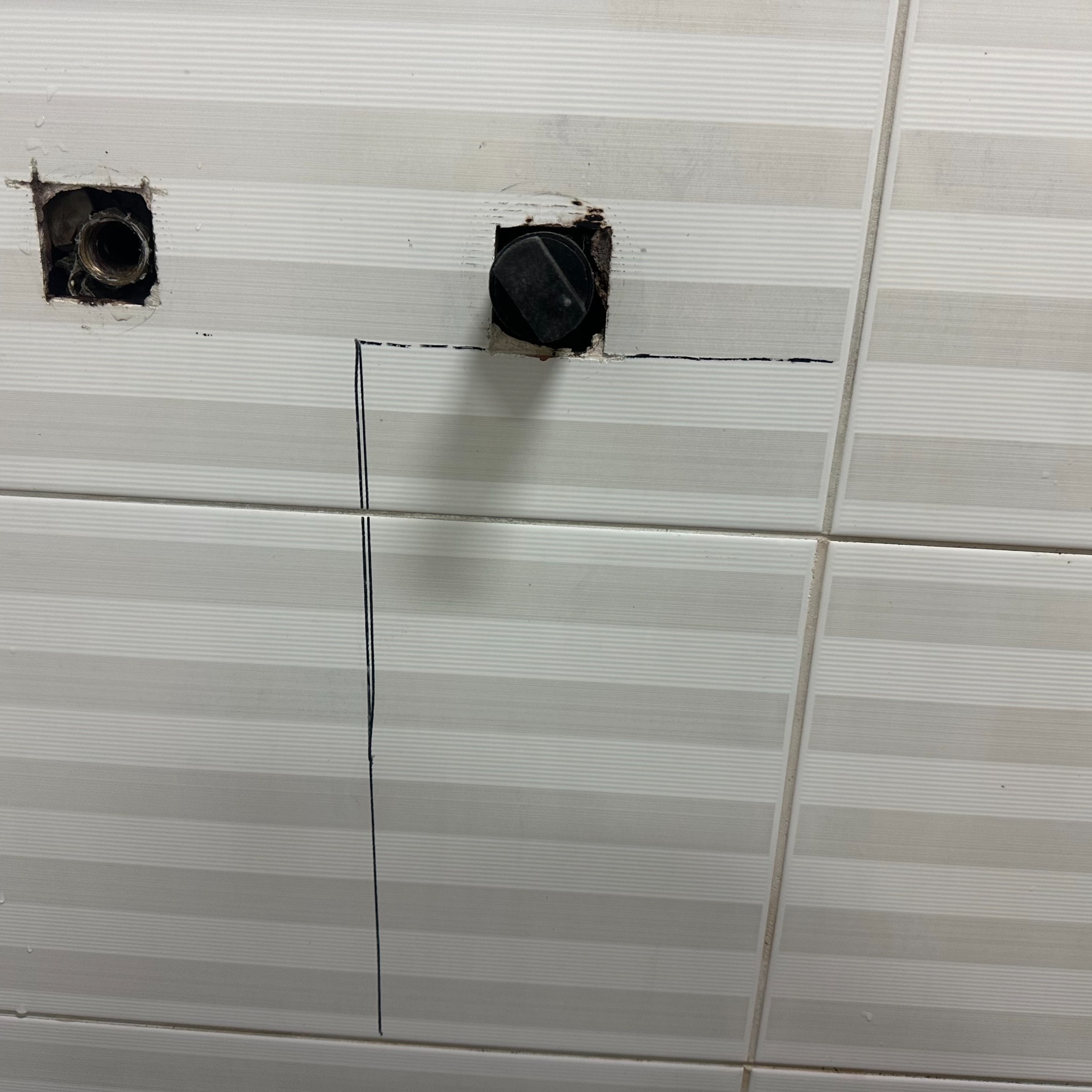 욕실 수전 연결부 주변에 표시한 작업 범위